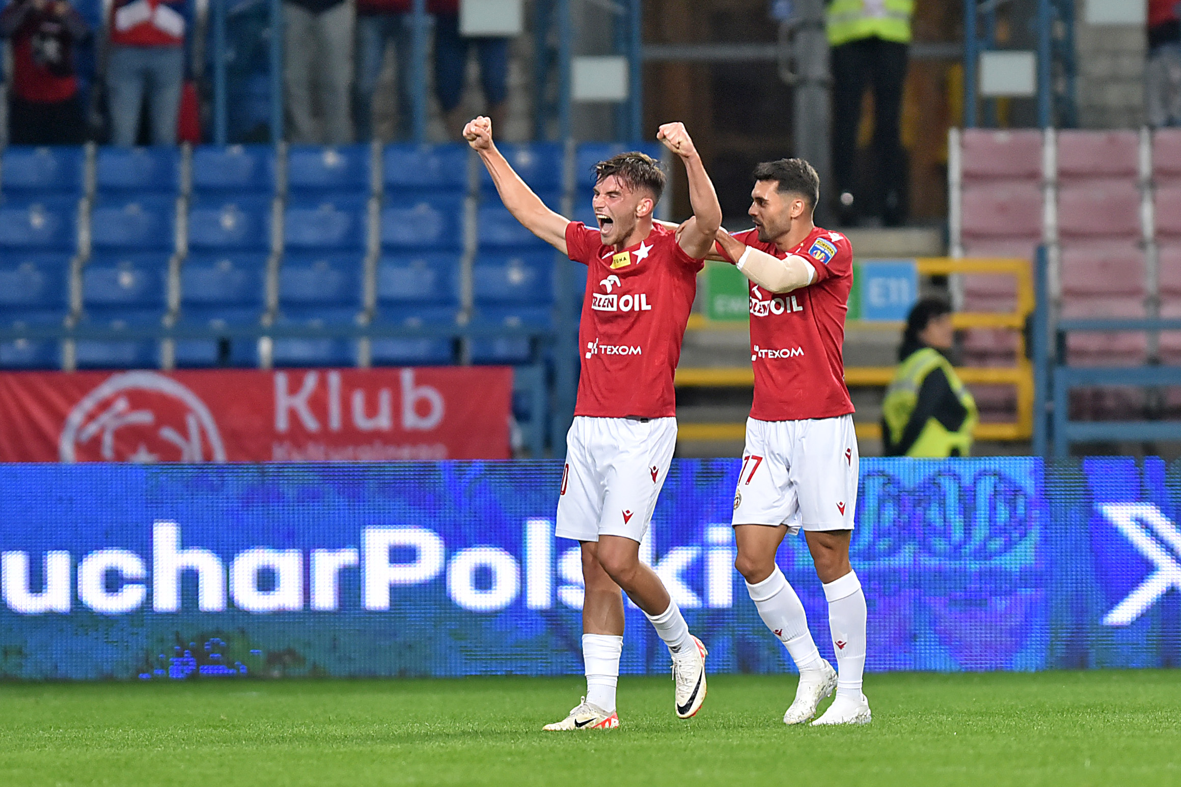 Wisła wyeliminowała Lechię po dogrywce! Fernandez wykorzystał jeden z dwóch rzutów karnych [WIDEO]