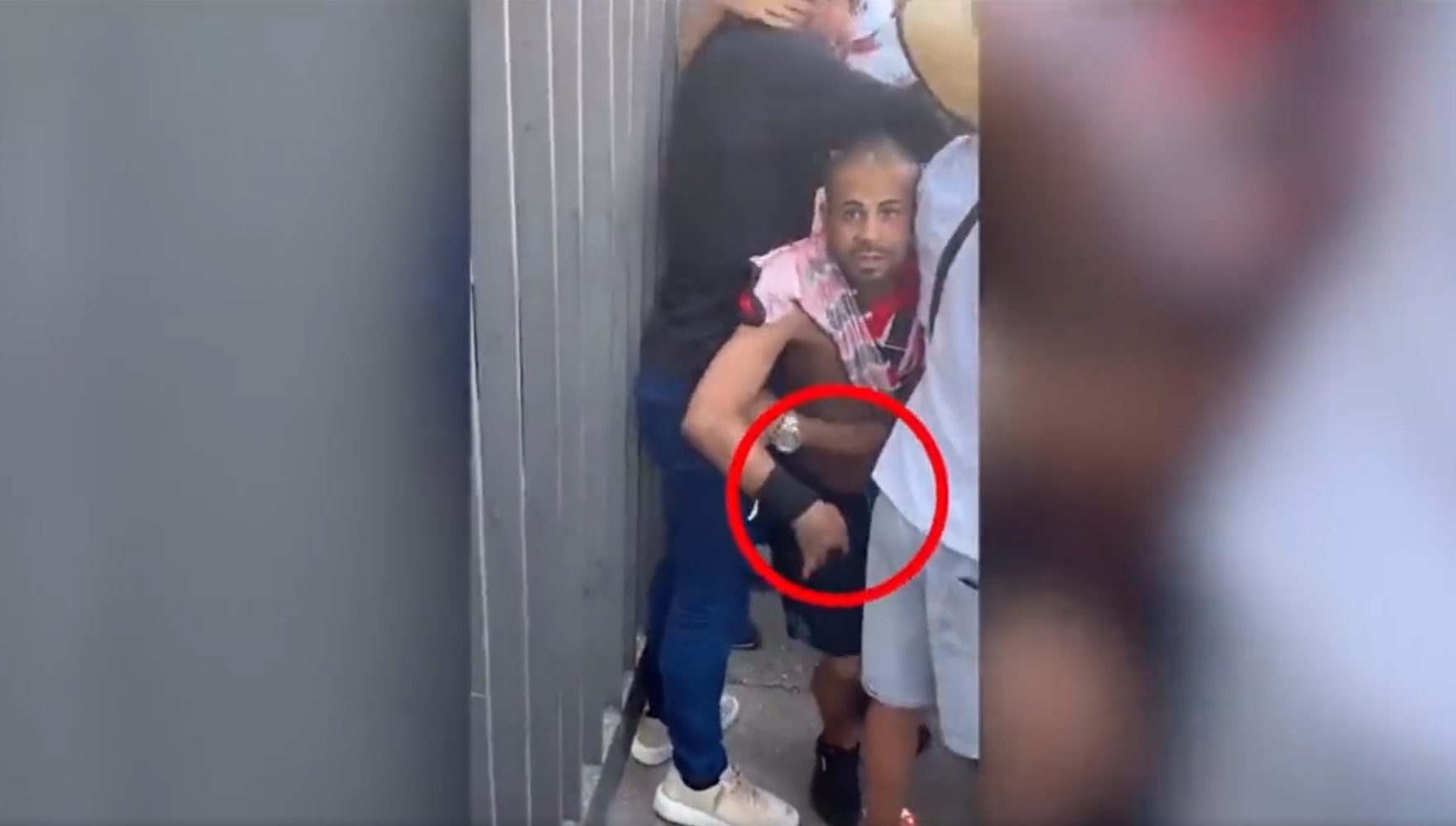 Były uczestnik MŚ okradziony podczas fety. Szokujące zdarzenie, wszystko nagrał kibic [WIDEO]