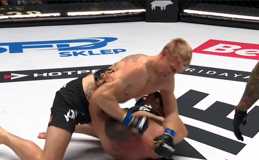 Piotr Lisek rozbił rywala na Fame MMA. Kapitalny debiut lekkoatlety we freak-fightach [WIDEO]