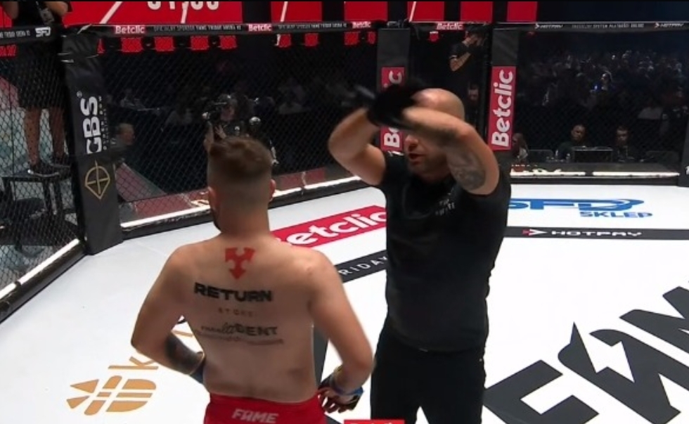 Jednostronny pojedynek znanych streamerów na Fame MMA. Faworyt nie zawiódł [WIDEO]