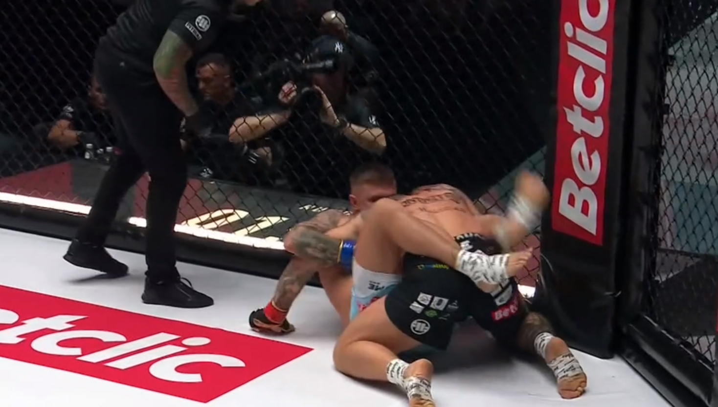Sensacja na Fame MMA! Freakfighter pokonał... swojego byłego trenera [WIDEO]