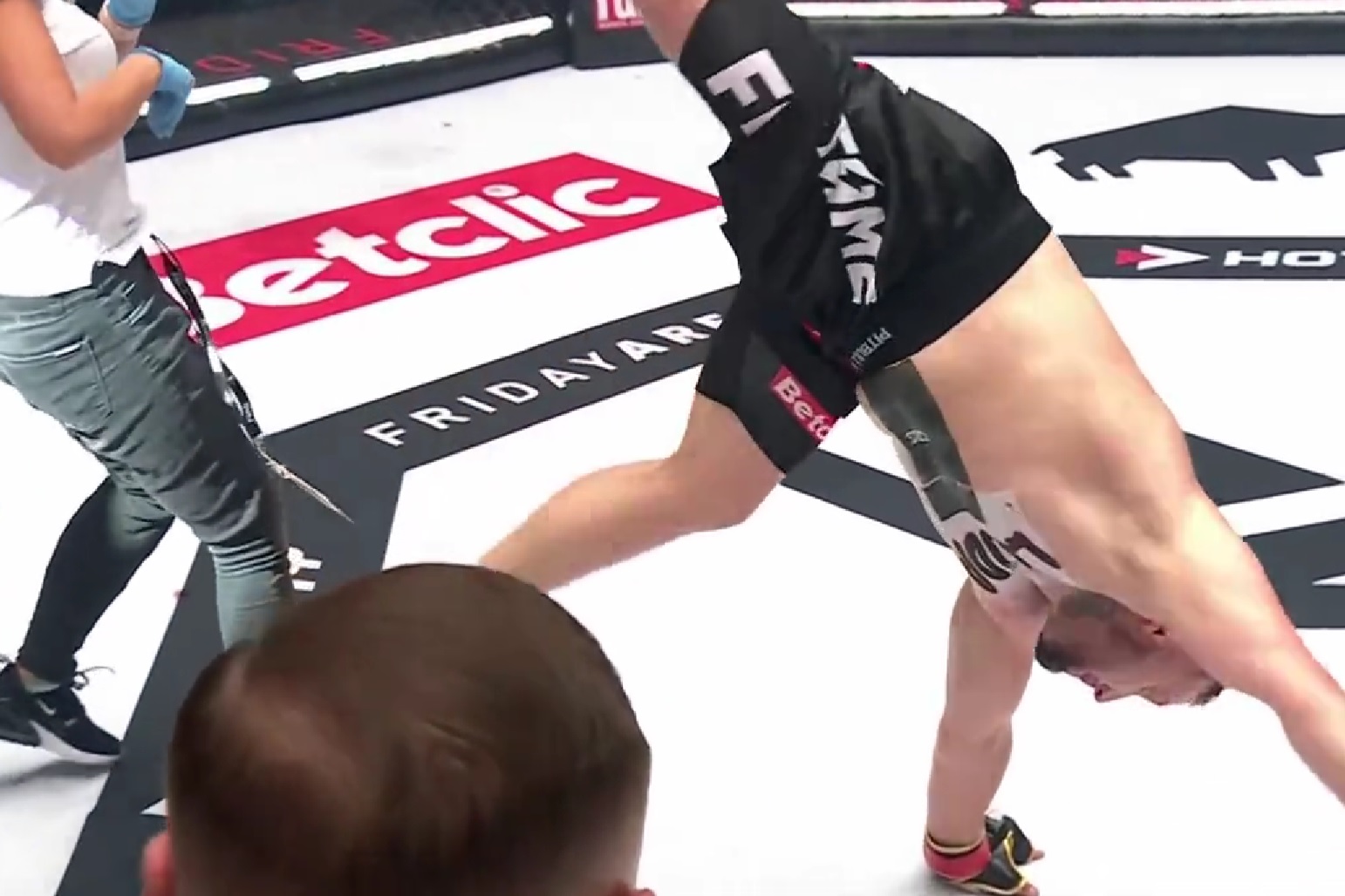 "Miałby dwa nokauty na koncie". Kuriozalne sceny na Fame MMA. Internauci drwią ze zwycięzcy walki [WIDEO]