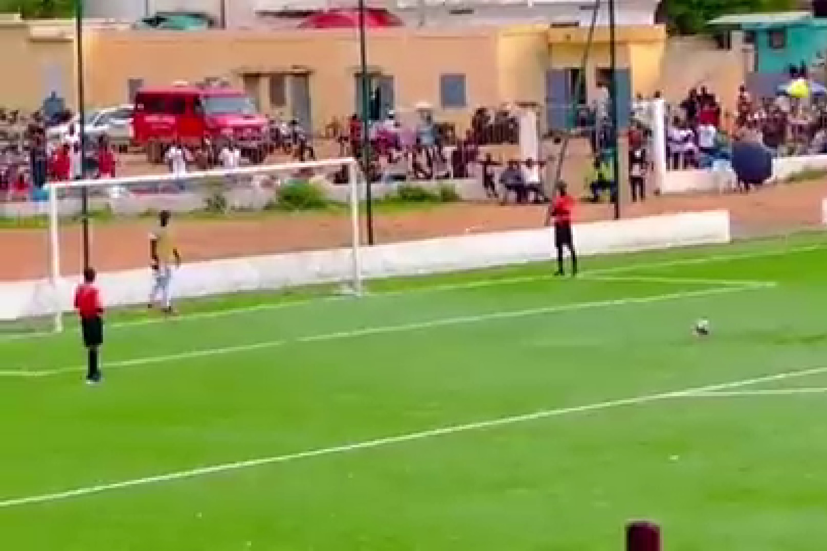 Zaskoczył kibiców nietypowym rozbiegiem przed rzutem karnym. Tego jeszcze nie było [WIDEO]