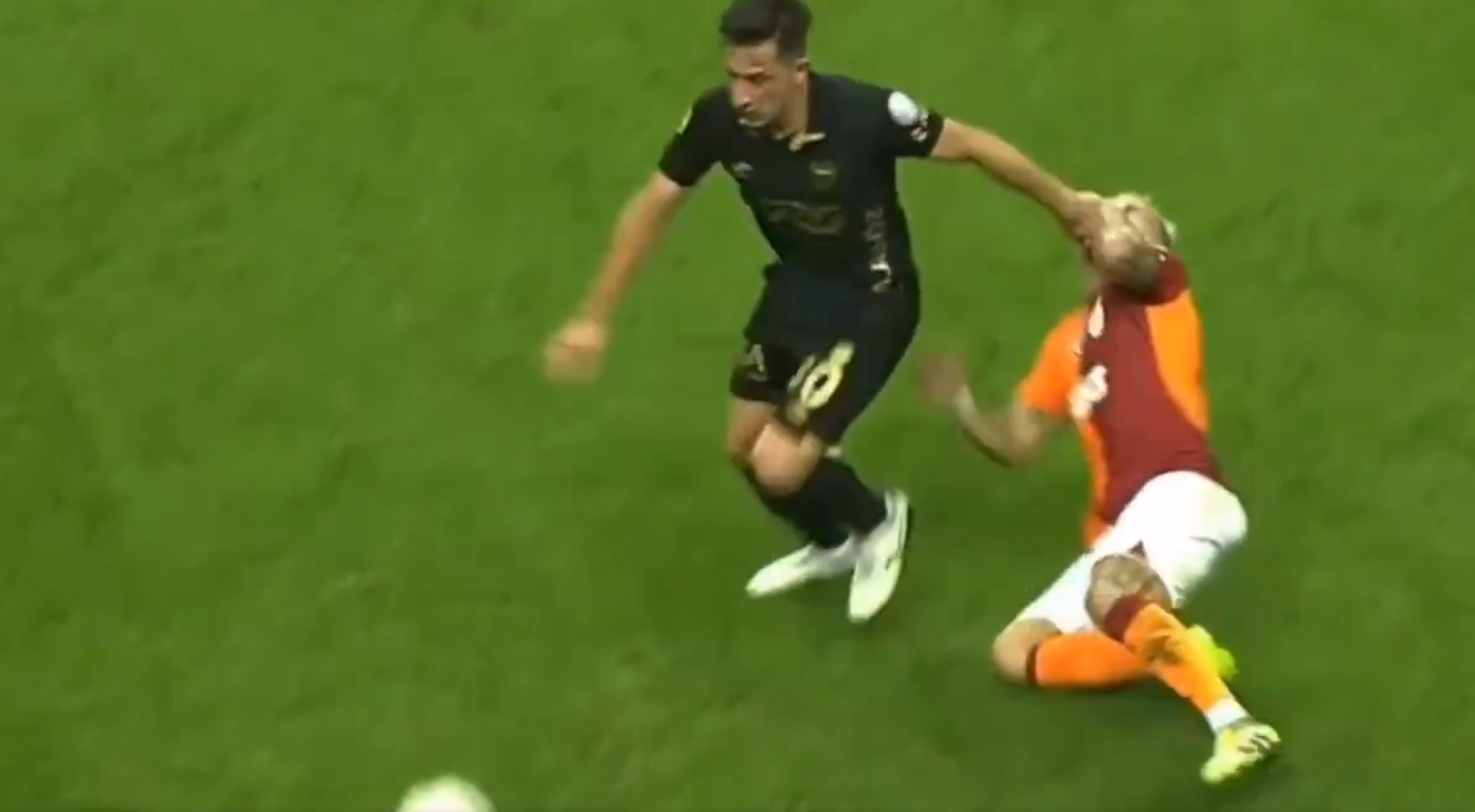 Komiczna symulka w meczu Galatasaray. Sędzia dał się nabrać, rywal otrzymał kartkę [WIDEO]