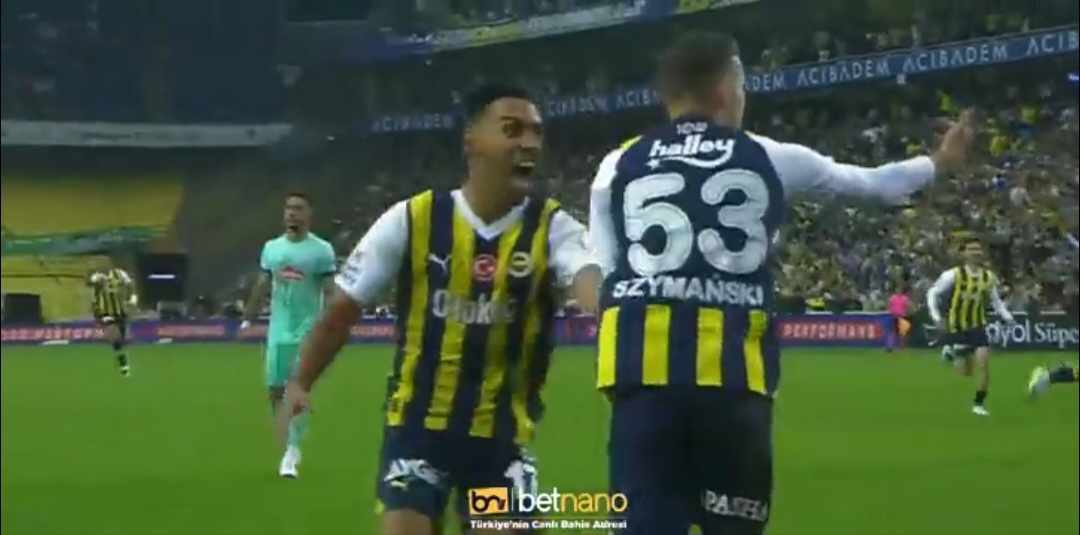 Sebastian Szymański znowu to zrobił! Kolejny gol w Fenerbahce, fantastyczna akcja z Dżeko i Tadiciem [WIDEO]