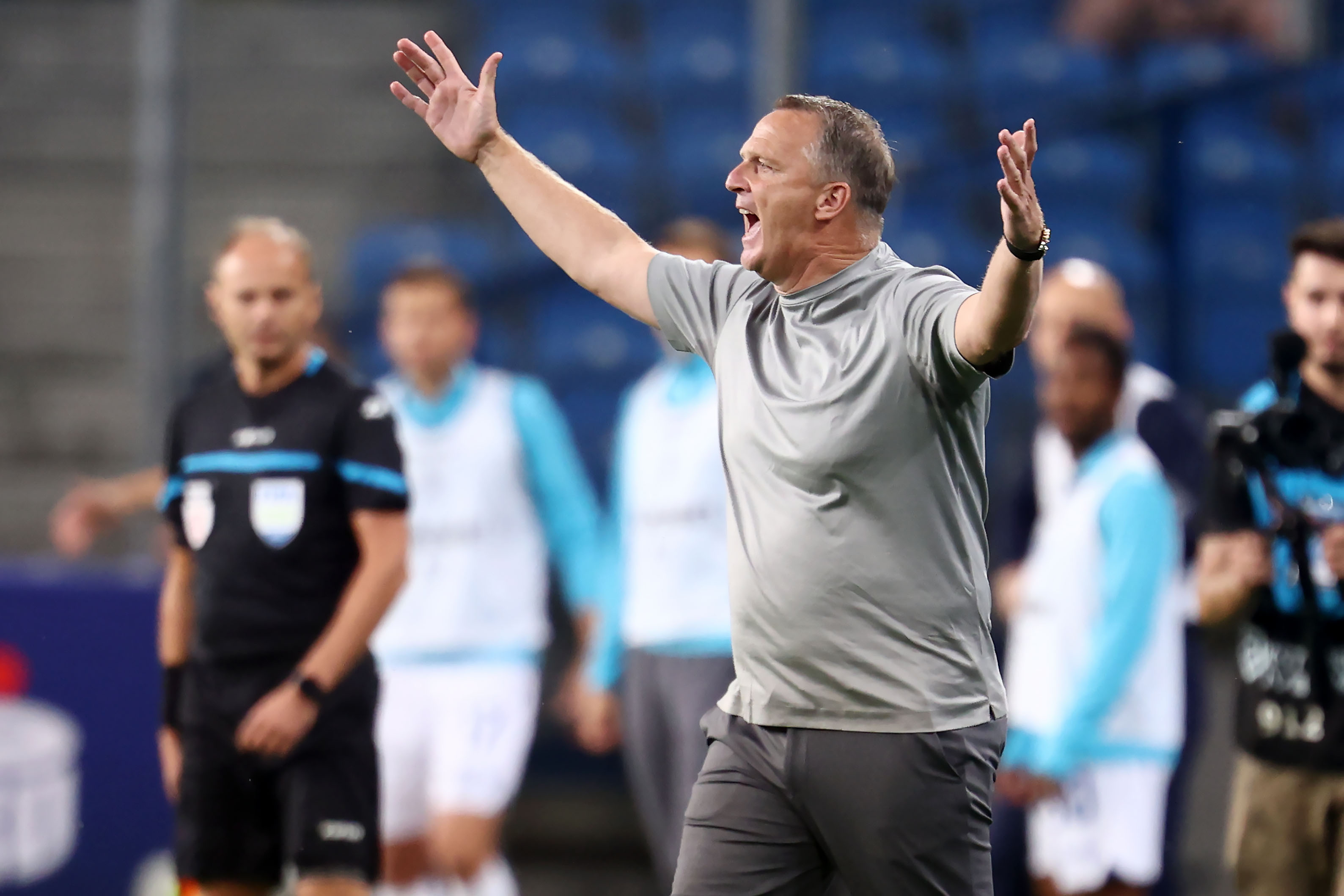  Van den Brom ocenił wiosnę Lecha. Brutalnie. "Oglądam każdy mecz"