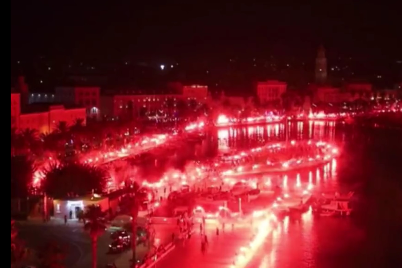 Niewiarygodne obrazki przed derbowym meczem. Kibice uczcili wyjątkowe wydarzenie specjalną oprawą [WIDEO]