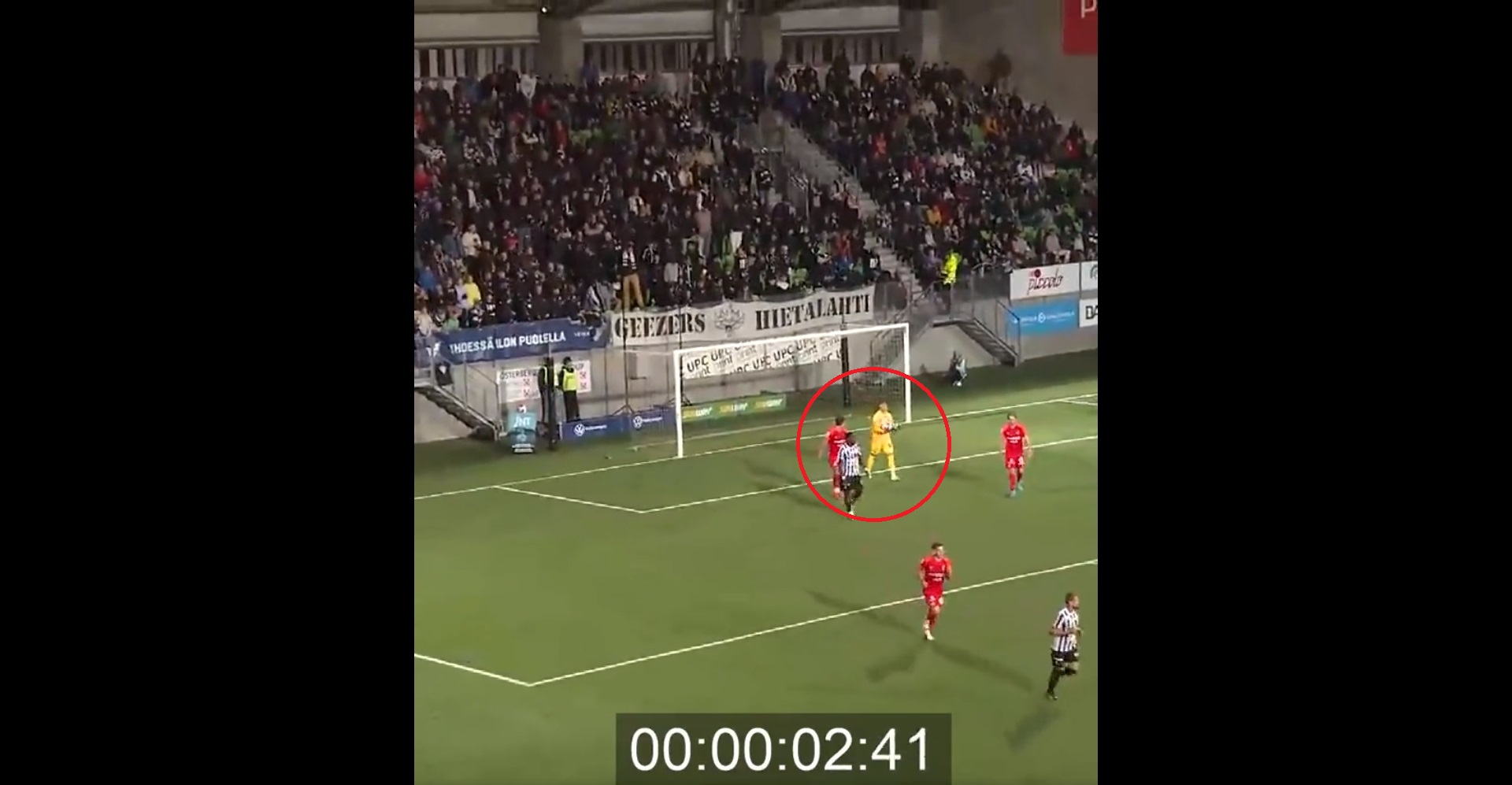 Bramkarz zachowywał się jak w cyrku. Po chwili dopadła go karma [WIDEO]