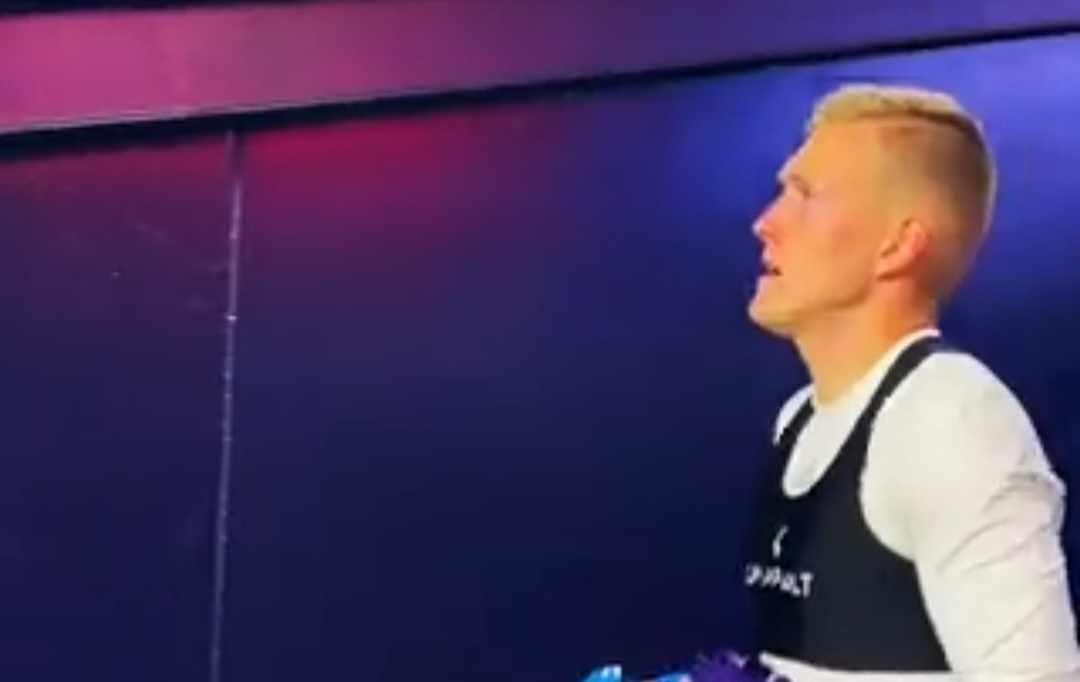 Piękne zachowanie Karola Świderskiego. Polak dał prezent chłopcu, który zwalczył poważną chorobę [WIDEO]