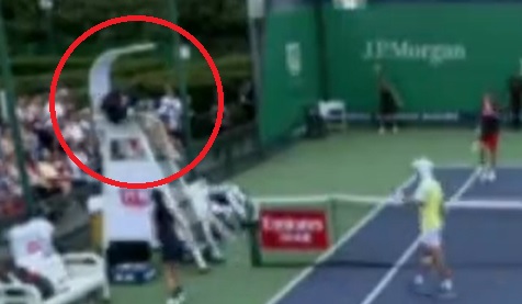 Uderzył sędziego piłką prosto w twarz. Natychmiastowa dyskwalifikacja tenisisty [WIDEO]