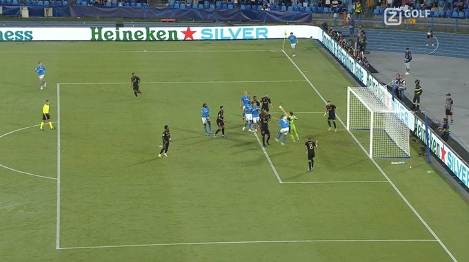 Poważny błąd bramkarza Realu Madryt w starciu z Napoli! "Nie wie, co się dzieje" [WIDEO]