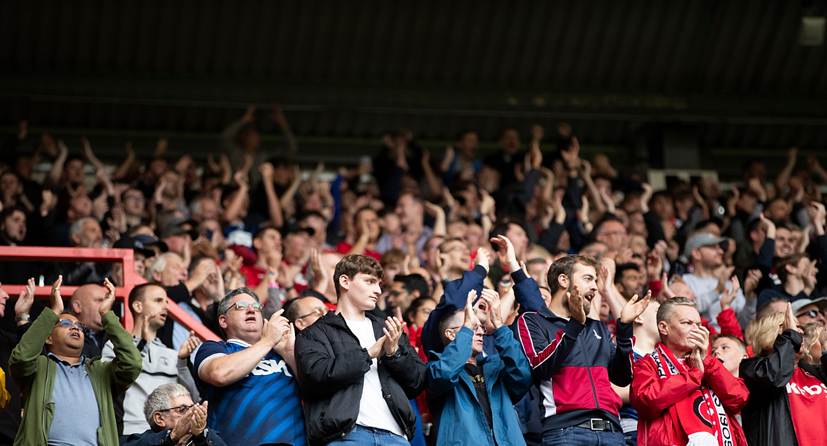 Kibice wtargnęli na boisko i doprowadzili do odwołania meczu. Konieczna była interwencja lekarzy