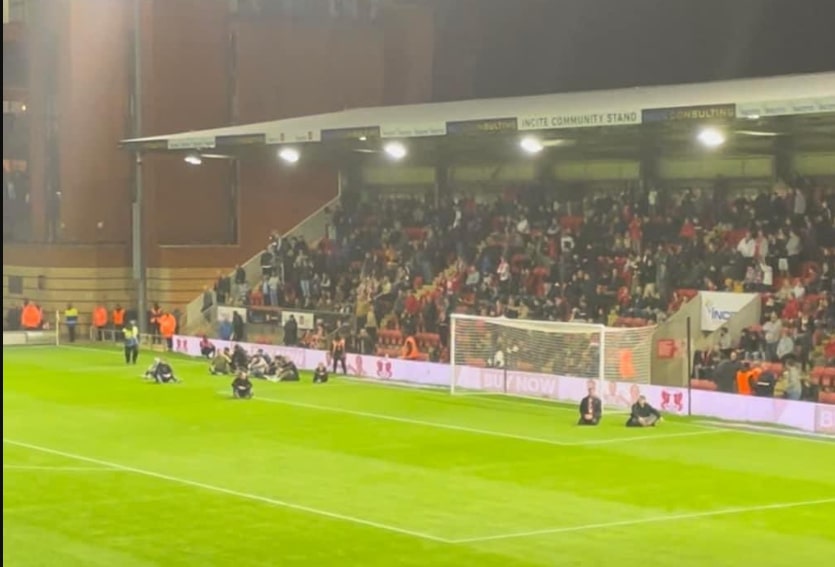 Kibic zmarł podczas meczu w Anglii. Tragiczne wydarzenia na stadionie. Lekarze nie zdołali go uratować