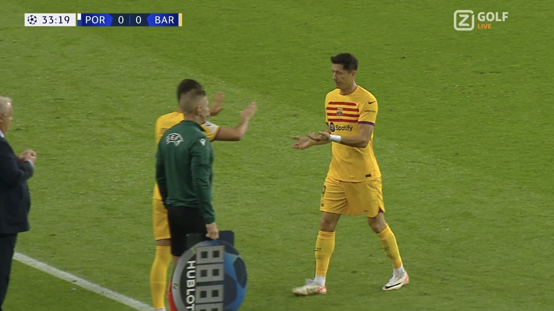 Robert Lewandowski kontuzjowany! Polak ściągnięty w meczu FC Barcelony [WIDEO]