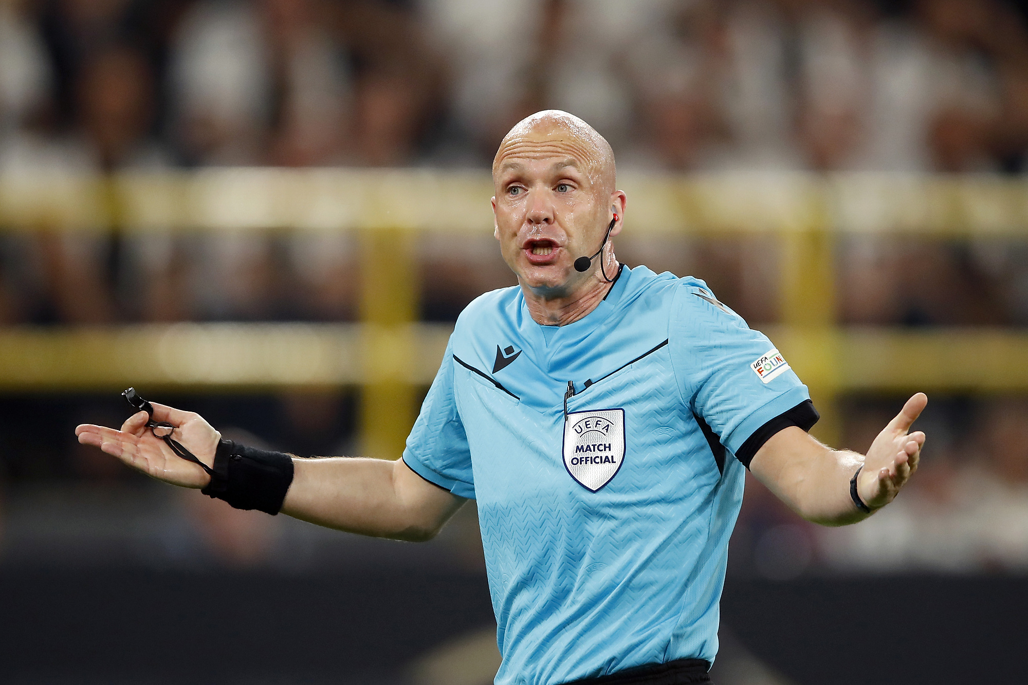 Sędziowie będą mogli pokazywać niebieskie kartki zawodnikom. Wielka rewolucja w świecie futbolu