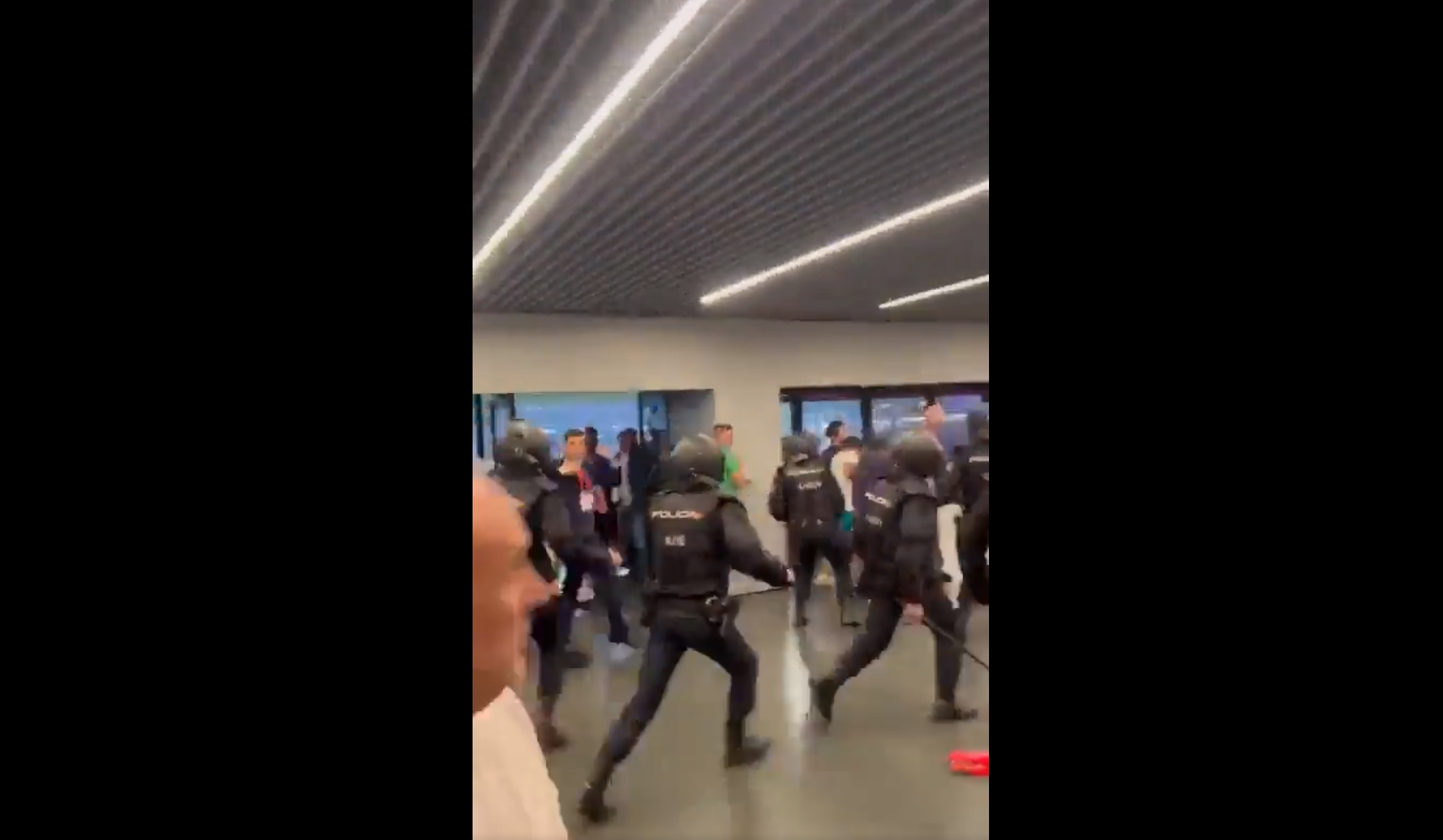 Kibice starli się przed meczem Ligi Mistrzów. Musiała interweniować policja [WIDEO]