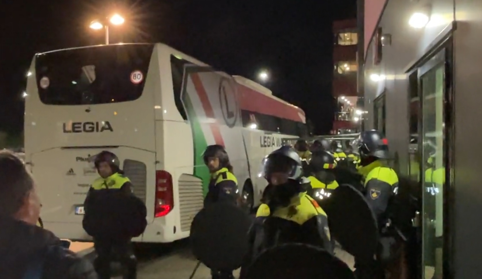 "To piłkarze użyli siły. Legia nie wywiązała się z zawartych umów". Jest odpowiedź Holendrów i poważne zarzuty
