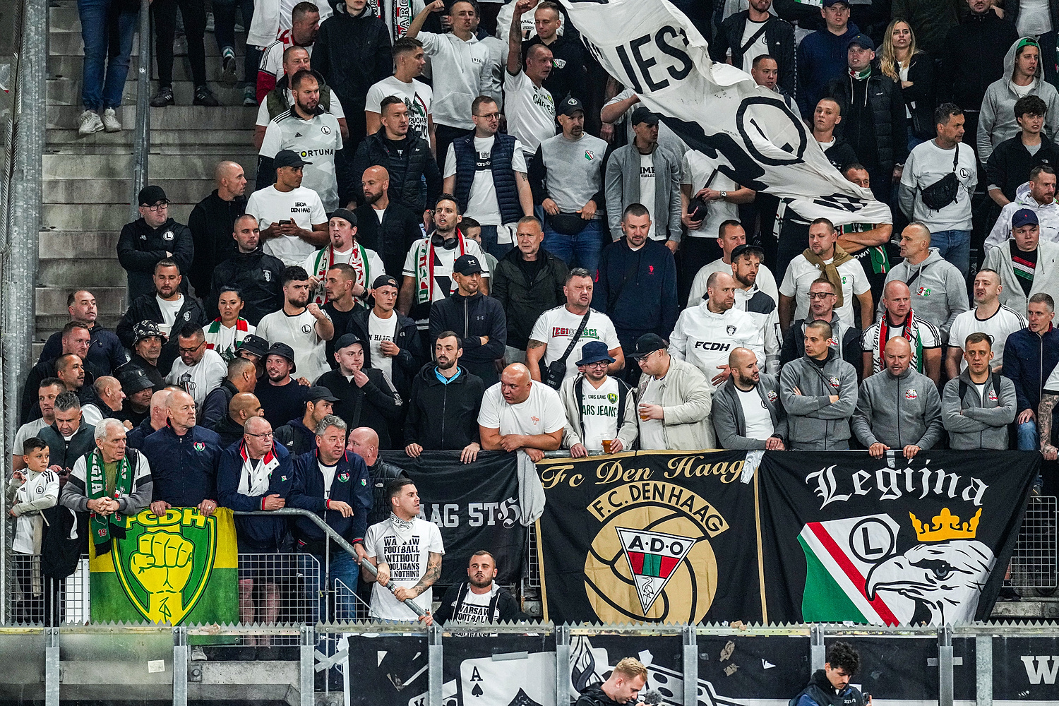 "Ukradli wiele pałek i gaz pieprzowy". Kibice Legii oskarżeni przez holenderskiego dziennikarza