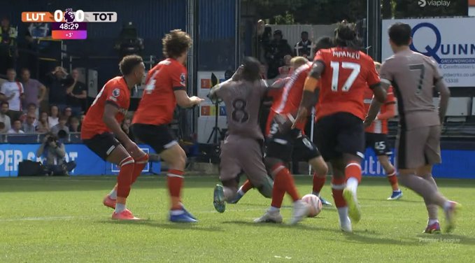 Piłkarz Tottenhamu wyleciał z boiska za symulowanie! Zwycięstwo "Spurs" w dziesiątkę