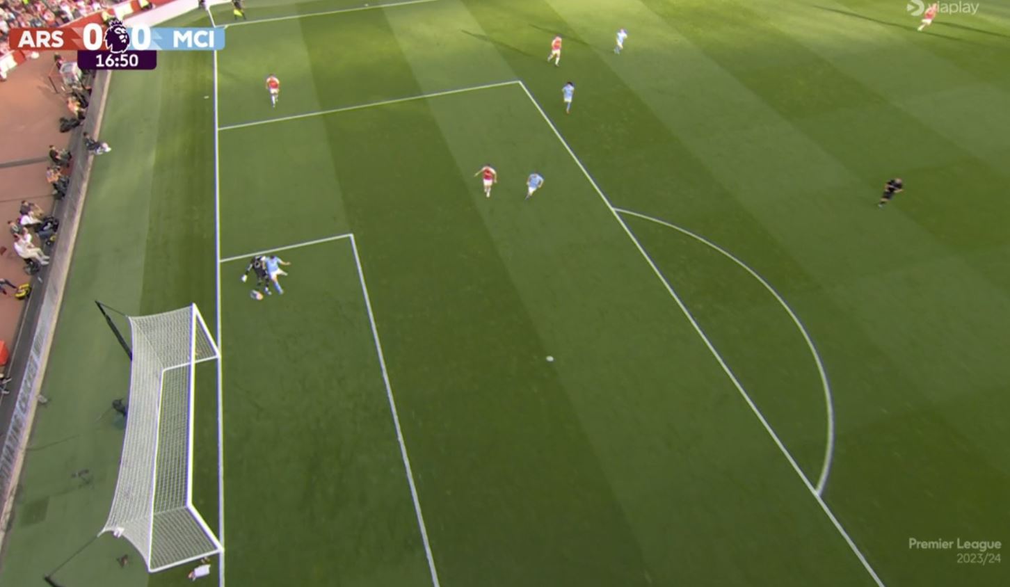 Fatalny błąd bramkarza w hicie Premier League! Było o włos od kuriozalnego gola [WIDEO]