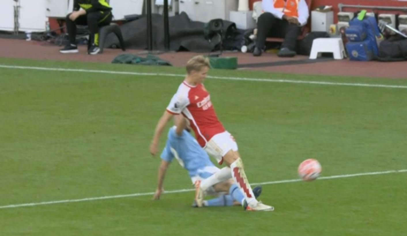 Wielka kontrowersja w hitowym meczu Premier League! "To są jaja, że jest jeszcze na boisku" [WIDEO]
