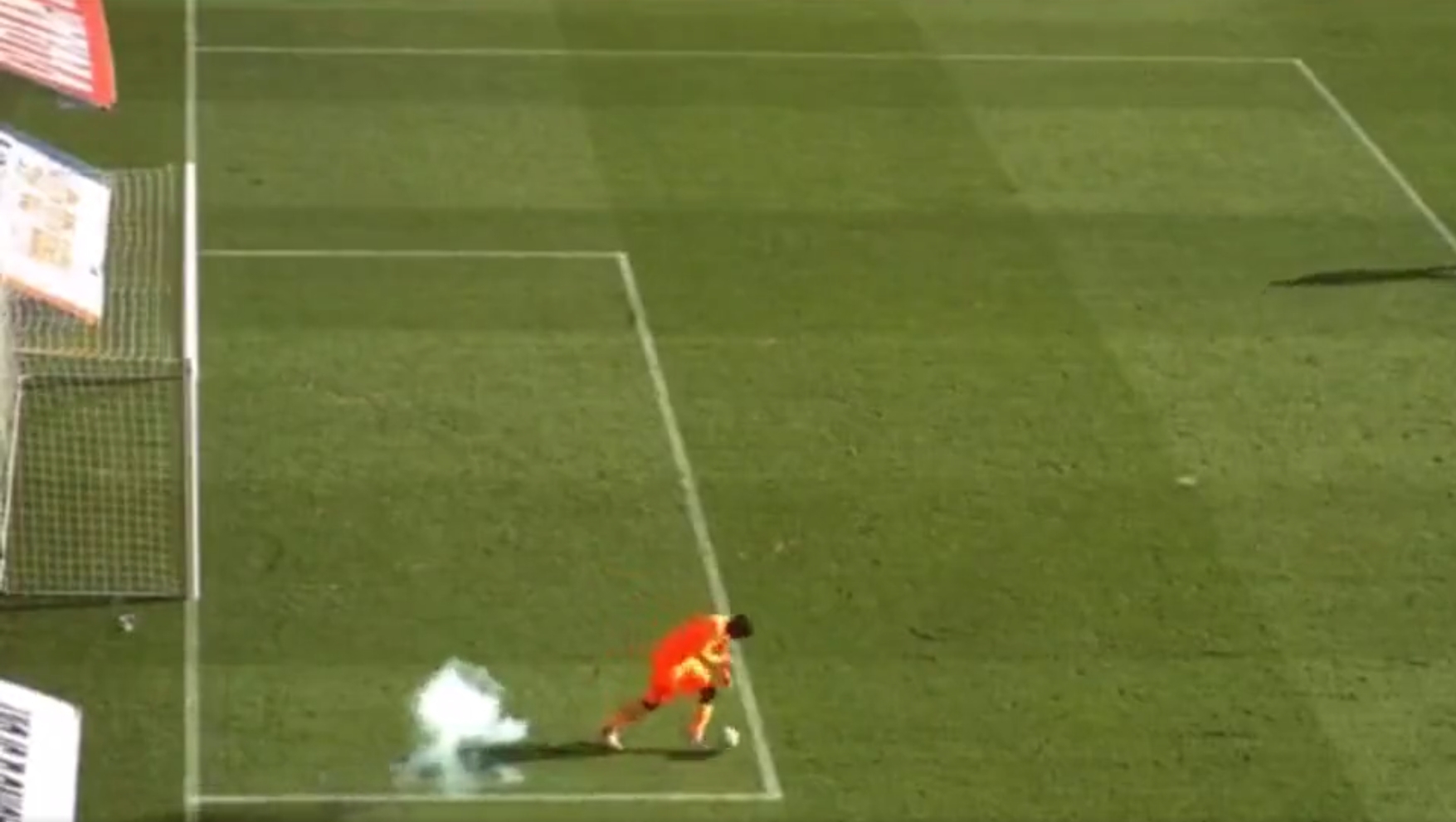 Gigantyczny skandal w meczu Ligue 1! Bramkarz ogłuszony przez kiboli, spotkanie zostało przerwane [WIDEO]