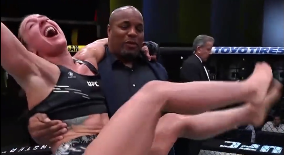 Zawodniczka UFC wskoczyła komentatorowi na ręce. Dziwny rytuał fighterki [WIDEO]