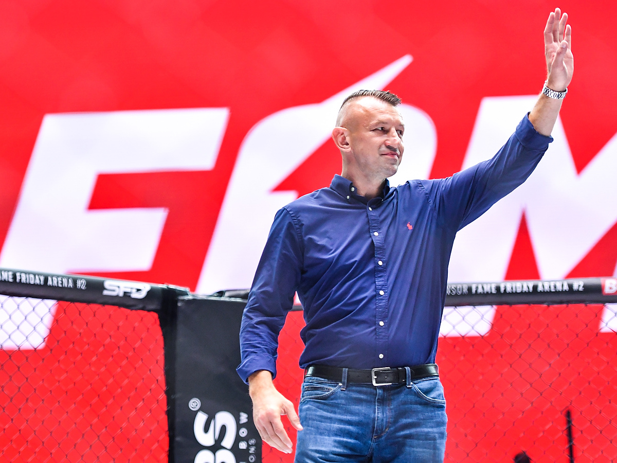 Kolejne problemy Adamka na lotnisku. Wiadomo, co się stało
