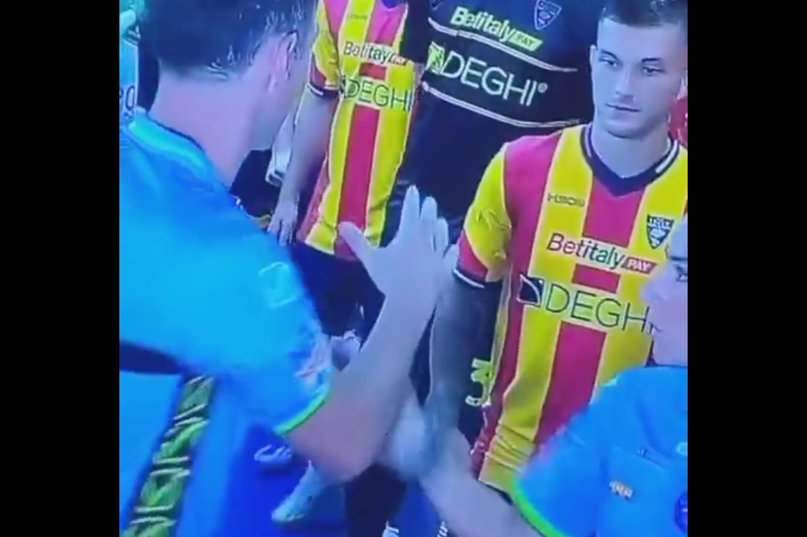 Tak sędzia potraktował swoją asystentkę. Grozi mu dotkliwa kara. Niecodzienna sytuacja w Serie A [WIDEO]