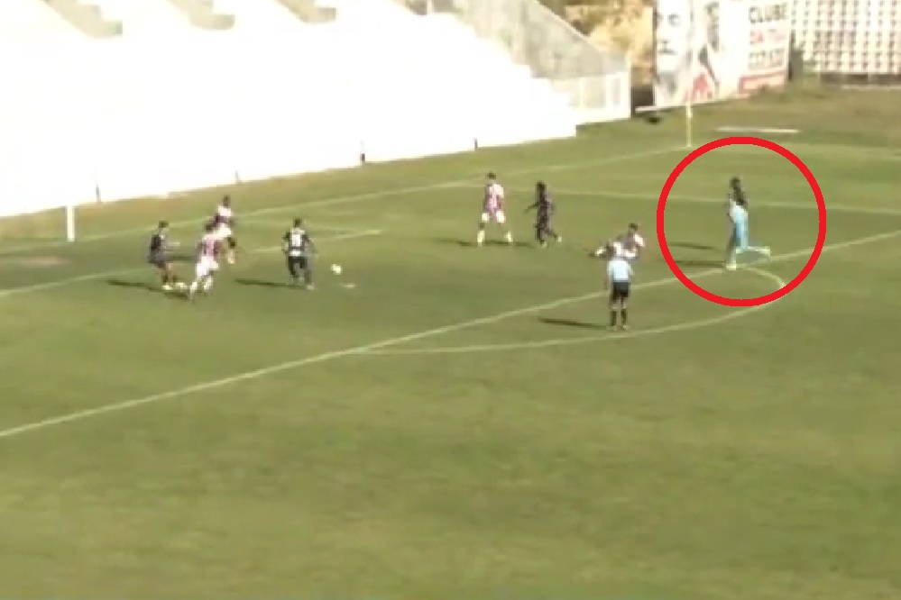 Najbardziej kuriozalna bramka roku? Sceny niczym z kabaretu, bramkarz zapamięta to na długo [WIDEO]