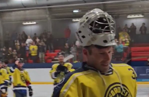 Petr Cech stanął w bramce... na lodowisku. Legendarny golkiper wybrany zawodnikiem meczu [WIDEO]