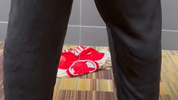 Fighter oddał mocz na koszulkę Arsenalu. Kuriozalny sposób promocji przed nadchodzącą walką [WIDEO]