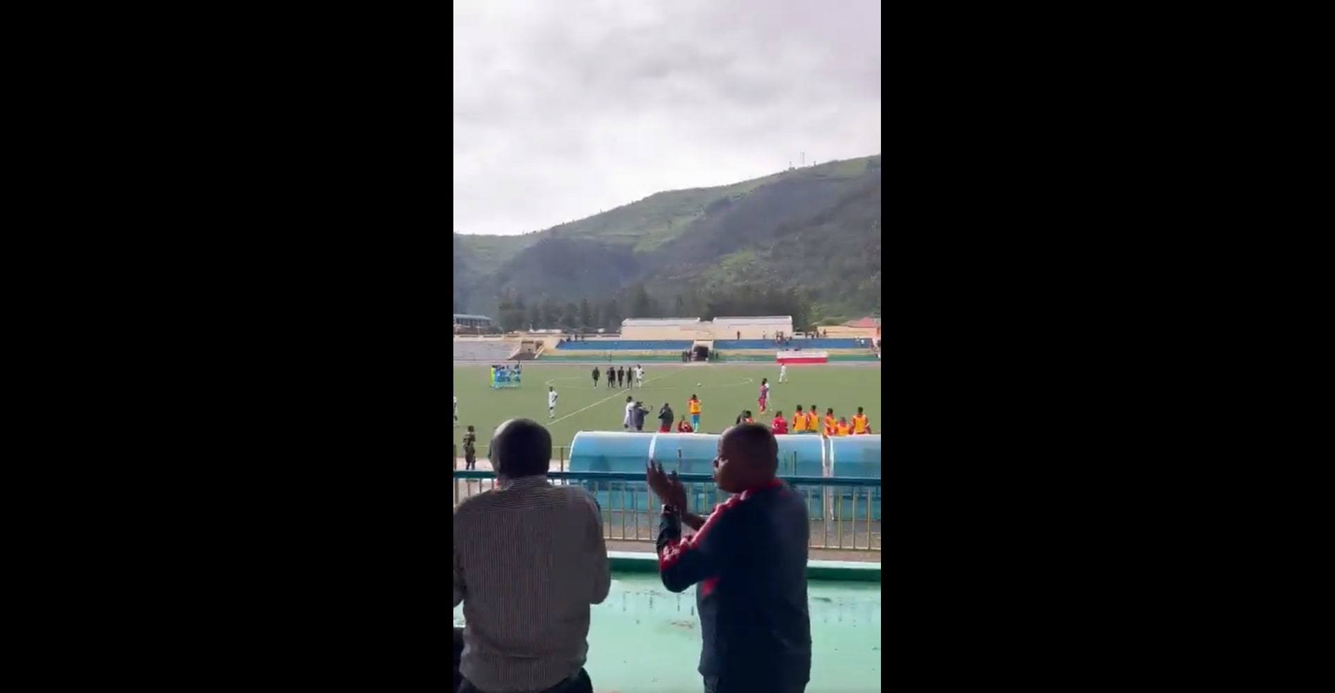 Sędzia zakończył mecz przed pierwszym gwizdkiem. Niecodzienny powód odwołania starcia [WIDEO]