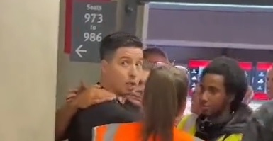 "Sprzedałeś duszę". Samir Nasri zaatakowany przez kibica. Wyciekły nagrania ze wstrząśniętym Francuzem [WIDEO]