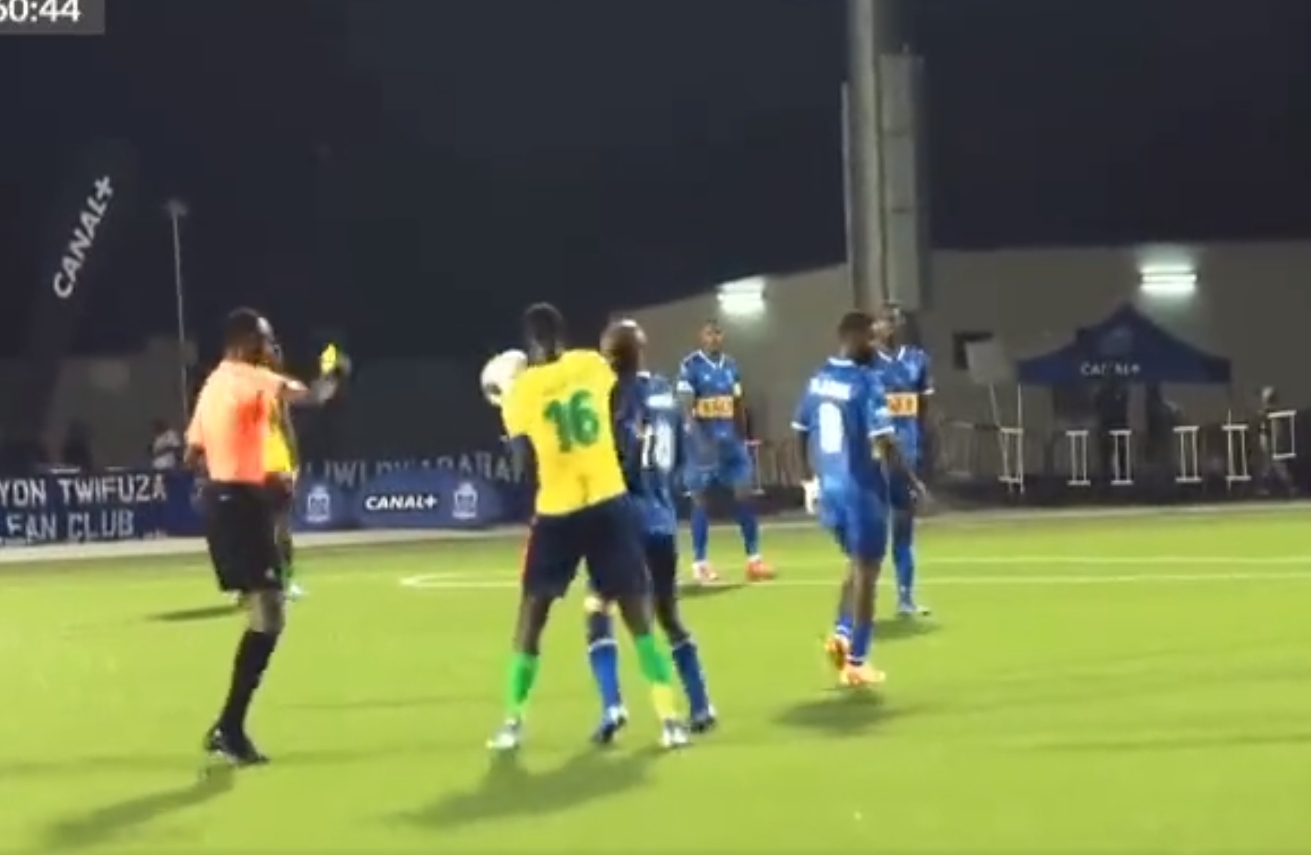 Piłkarz zaatakował sędziego, bo ten pokazał mu kartkę. Wywołał skandal. "Kilka meczów zawieszenia" [WIDEO]