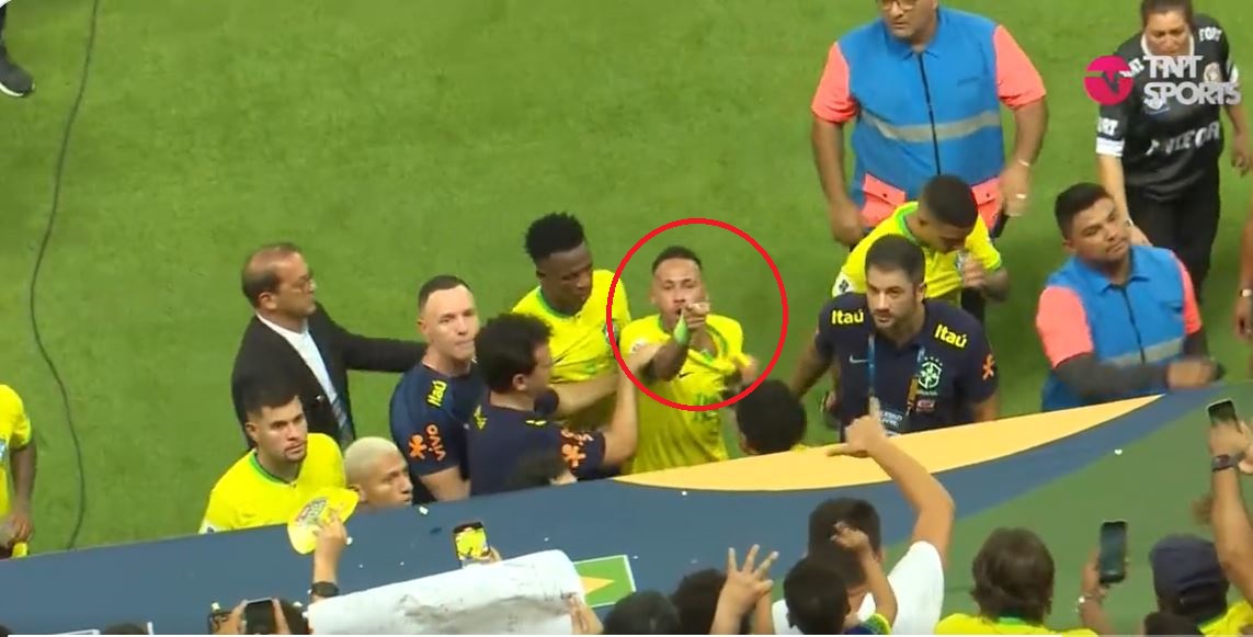 Neymar dostał w głowę po meczu Brazylii, ostra reakcja gwiazdora. Skandaliczne zachowanie kibica [WIDEO]