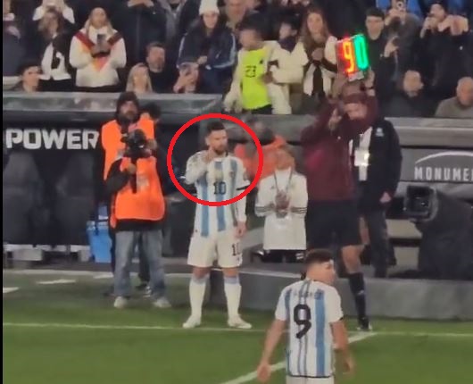 Messi nie chciał opaski kapitana Argentyny. Wymowne zachowanie legendy przy linii bocznej [WIDEO]