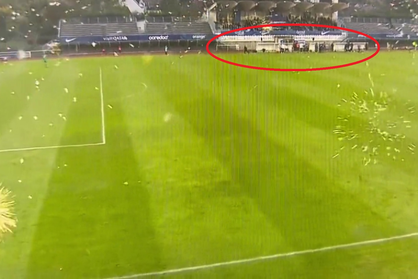 Szokujące sceny podczas meczu Paris Saint-Germain. Wszyscy błyskawicznie uciekali do szatni [WIDEO]