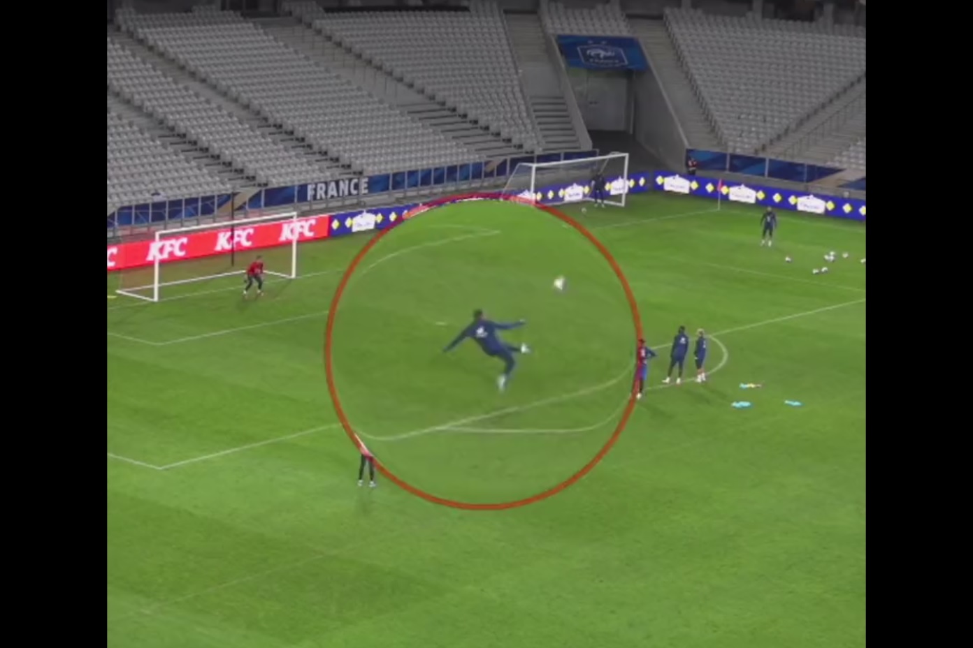 Arcydzieło w wykonaniu Kyliana Mbappe. Nie dało się tego zrobić lepiej. Reakcja mówi wszystko [WIDEO]