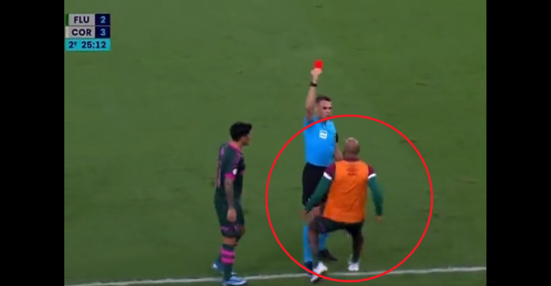 Znany piłkarz nie wytrzymał. Wstał z ławki i ruszył do sędziego. Decyzja arbitra mogła być tylko jedna [WIDEO]