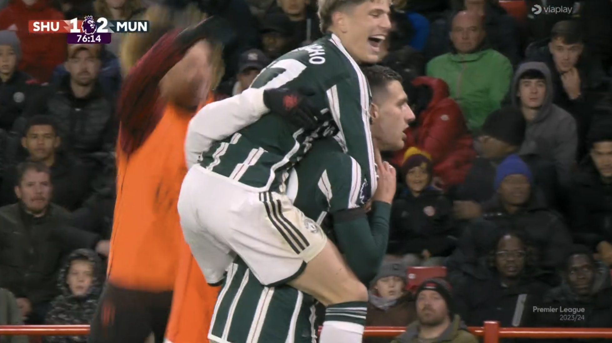 Fenomenalne trafienie obrońcy w Premier League! Manchester United wydarł beniaminkowi trzy punkty [WIDEO]