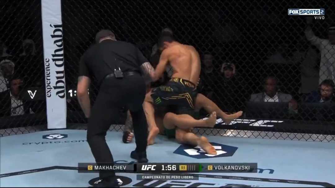 Potężny nokaut w walce wieczoru UFC. Mistrz efektownie obronił pas, Gamrot mógł się tylko przyglądać [WIDEO]