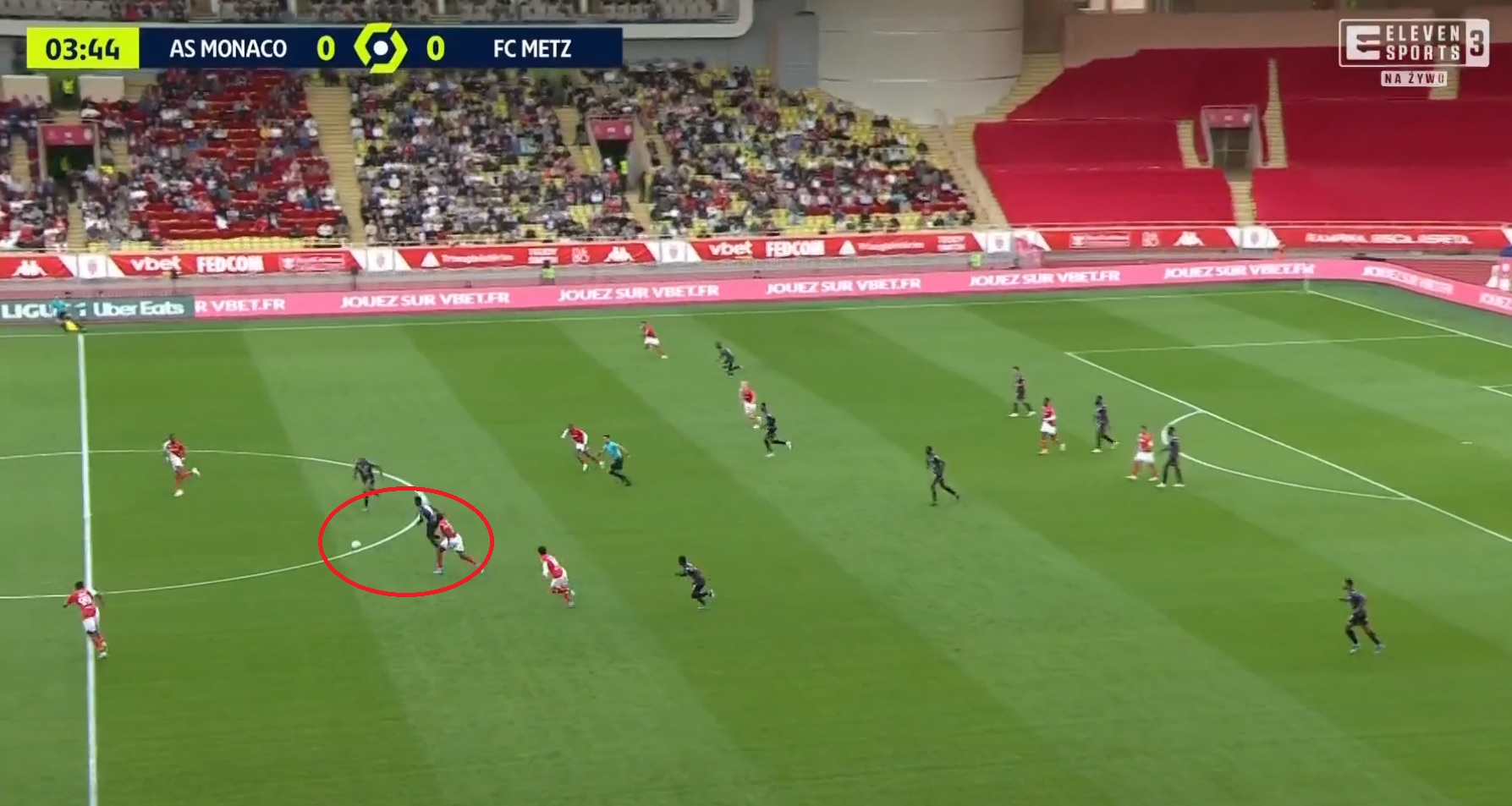 Cudowny gol w Ligue 1! Uderzył z własnej połowy i pokonał bramkarza rywali! [WIDEO]
