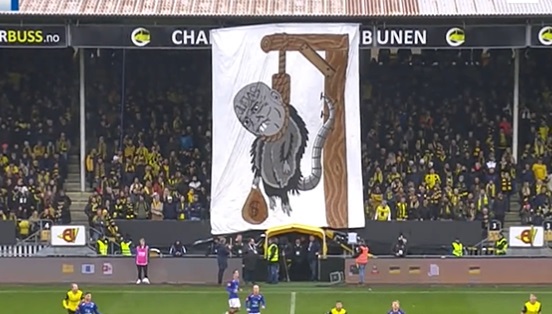 "Po meczu umrzesz". Obrzydliwa oprawa kibiców. Skandaliczne zachowanie wobec trenera [WIDEO]