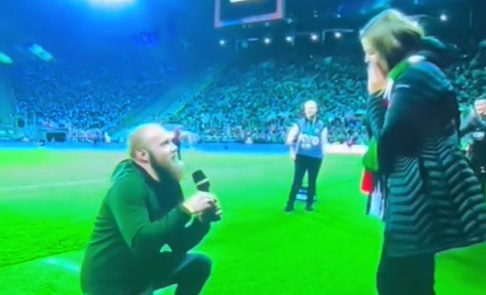 Oświadczyny podczas hitowego meczu w Ekstraklasie. Niecodzienne sceny na polskim stadionie [WIDEO]