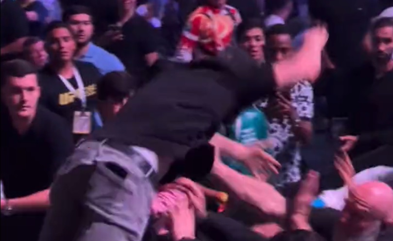 Ogromna awantura na UFC 294. Zawodnik zaatakowany przez kibiców obecnych na trybunach [WIDEO]