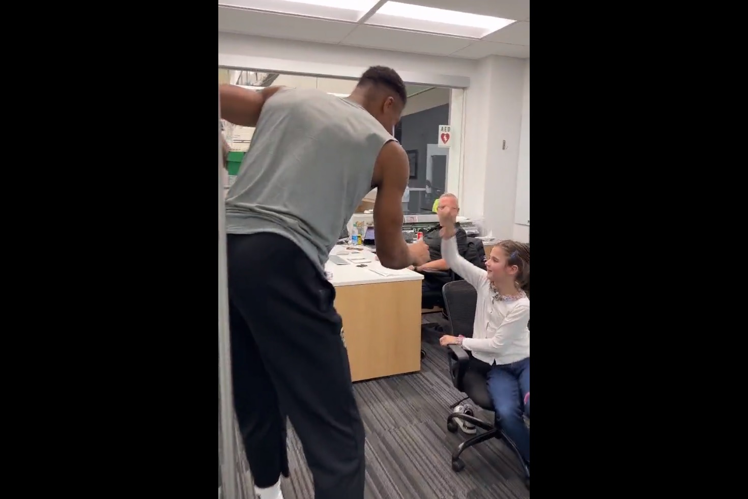 Wzruszający gest gwiazdora NBA. Piękne zachowanie względem pracowników klubu [WIDEO]