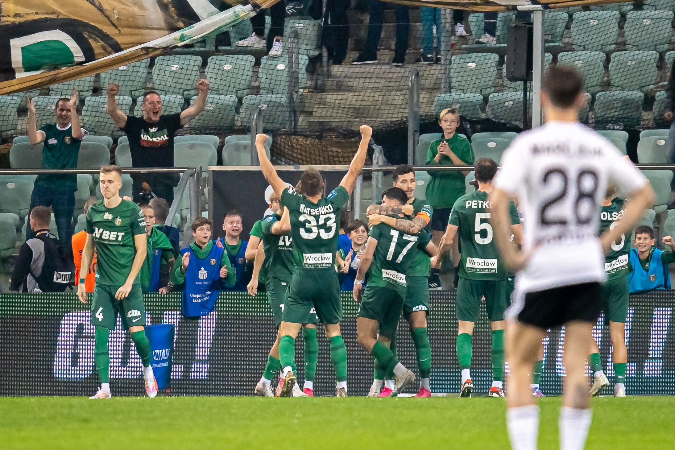 Lider Ekstraklasy może dokonać ciekawego wzmocnienia. Gracz z przeszłością w Ligue 1 rozpoczął testy