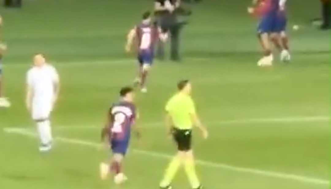 Piłkarz Barcelony prowokował sędziego. Tak zachował się po golu swojej drużyny [WIDEO]