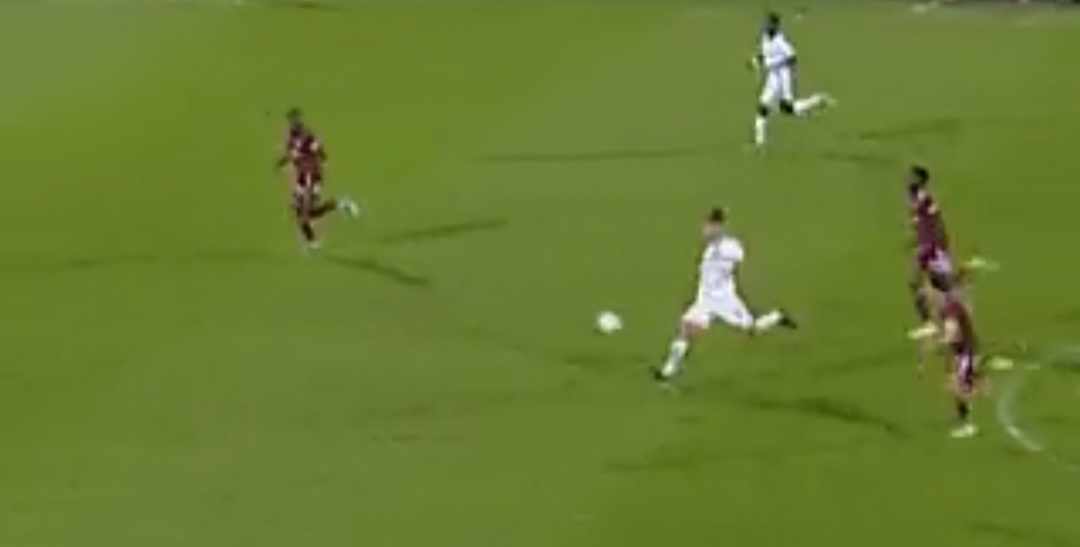 Fenomenalny gol znanego napastnika. Przymierzył z okolic 40. metra [WIDEO]